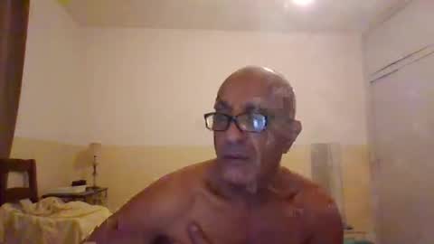 Snapshot of moment71200 chatting on 11/07/25, 07:14 moment71200 online show from 11/07/25, 07:14