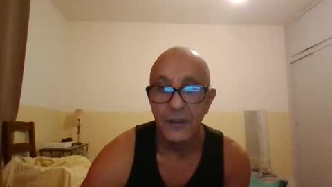 Snapshot of moment71200 chatting on 11/12/25, 04:51 moment71200 online show from 11/12/25, 04:51