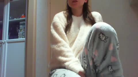 Snapshot of momentbeforedown chatting on 12/01/24, 10:43 Hailey online show from 12/01/24, 10:43