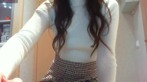 Snapshot of momentbeforedown chatting on 02/16/25, 09:05 Hailey online show from 02/16/25, 09:05