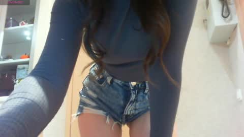 Snapshot of momentbeforedown chatting on 03/01/25, 04:22 Hailey online show from 03/01/25, 04:22