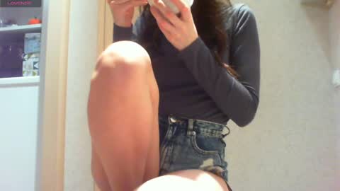 Snapshot of momentbeforedown chatting on 03/01/25, 07:26 Hailey online show from 03/01/25, 07:26