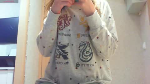 Snapshot of momentbeforedown chatting on 10/26/25, 02:45 Hailey online show from 10/26/25, 02:45