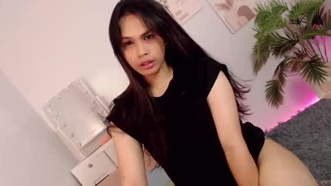 Snapshot of momi_khem019 chatting on 09/24/25, 08:06 MOMIKHEM online show from 09/24/25, 08:06