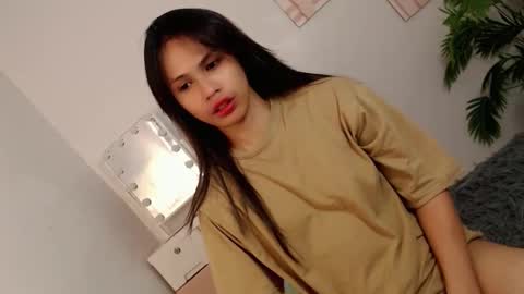 Snapshot of momi_khem019 chatting on 10/04/25, 02:31 MOMIKHEM online show from 10/04/25, 02:31