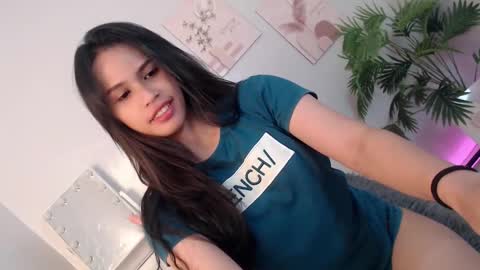 Snapshot of momi_khem019 chatting on 10/19/25, 06:47 MOMIKHEM online show from 10/19/25, 06:47