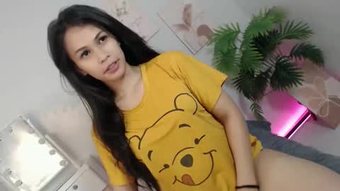 Snapshot of momi_khem019 chatting on 12/14/25, 10:20 MOMIKHEM online show from 12/14/25, 10:20