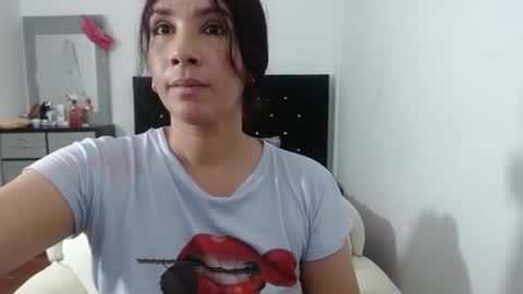 Snapshot of mommy_sexy2 chatting on 12/30/24, 08:10 zarai online show from 12/30/24, 08:10