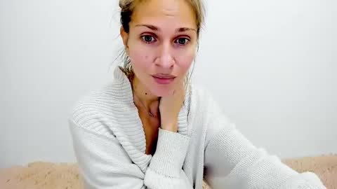 Snapshot of mona_cruz chatting on 10/12/25, 03:11 Mona online show from 10/12/25, 03:11