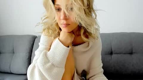 Snapshot of mona_cruz chatting on 10/23/25, 06:45 Mona online show from 10/23/25, 06:45