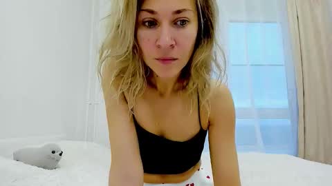 Snapshot of mona_cruz chatting on 10/29/25, 04:37 Mona online show from 10/29/25, 04:37