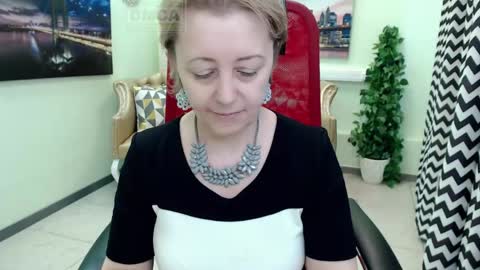 Snapshot of mona_w chatting on 04/15/26, 11:06 Mona online show from 04/15/26, 11:06