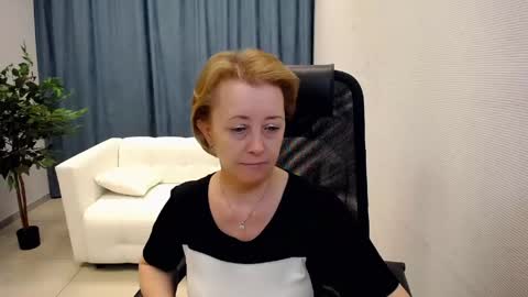 Snapshot of mona_w chatting on 05/13/26, 10:45 Mona online show from 05/13/26, 10:45