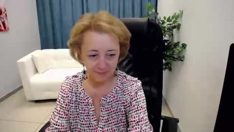 Snapshot of mona_w chatting on 06/12/26, 11:53 Mona online show from 06/12/26, 11:53