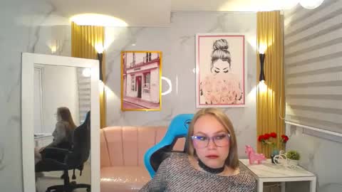 monarca_a online show from 09/18/25, 08:22
