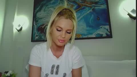 Snapshot of moni_ chatting on 06/06/26, 03:33 Monica online show from 06/06/26, 03:33
