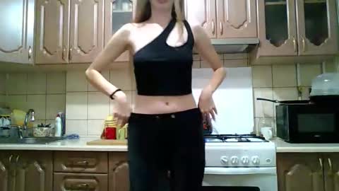 Snapshot of monica_tamayo chatting on 10/26/25, 09:31 Monica online show from 10/26/25, 09:31