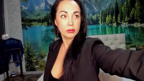 monica_weisss online show from 02/01/25, 10:02