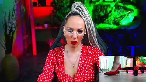 Monika online show from 01/30/25, 12:06