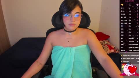 Snapshot of monielodge chatting on 01/21/25, 05:16 Monie Help me reach 100 likes online show from 01/21/25, 05:16
