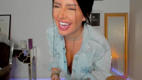 Snapshot of moniqueeass chatting on 01/06/25, 09:43 Alessia online show from 01/06/25, 09:43