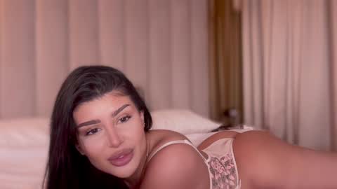 Snapshot of moniqueeass chatting on 10/06/25, 02:03 Alessia online show from 10/06/25, 02:03