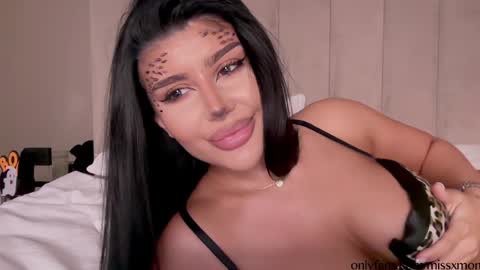 Snapshot of moniqueeass chatting on 10/31/25, 05:47 Alessia online show from 10/31/25, 05:47