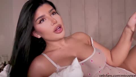 Snapshot of moniqueeass chatting on 11/02/25, 11:18 Alessia online show from 11/02/25, 11:18