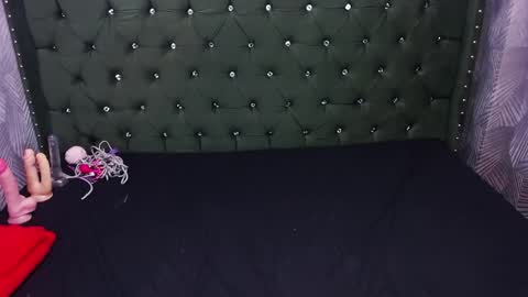 Snapshot of moniquehick chatting on 12/29/24, 12:09 Monica online show from 12/29/24, 12:09