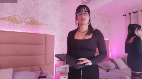 Snapshot of monserrat_towers chatting on 01/06/26, 01:04 Adriana online show from 01/06/26, 01:04