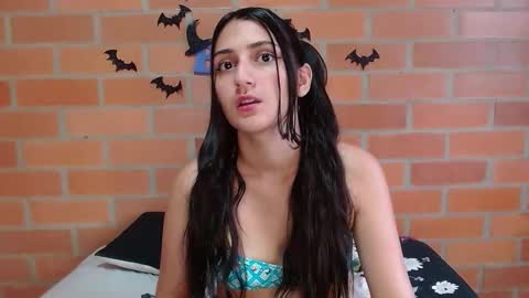 Snapshot of montserrat_jay chatting on 10/25/25, 02:24 Luisa online show from 10/25/25, 02:24