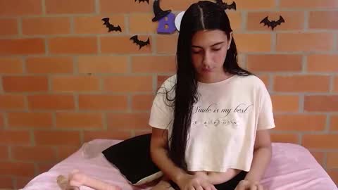 Snapshot of montserrat_jay chatting on 10/29/25, 02:08 Luisa online show from 10/29/25, 02:08