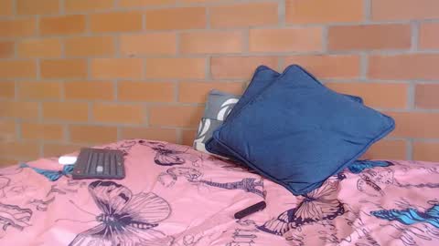 Snapshot of montserrat_jay chatting on 03/11/26, 02:01 Luisa online show from 03/11/26, 02:01