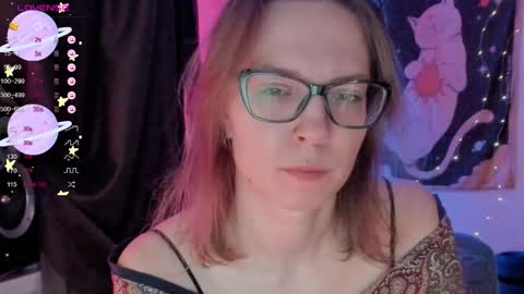 Snapshot of moon__girl chatting on 10/22/25, 08:19 Roxy online show from 10/22/25, 08:19