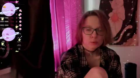 Snapshot of moon__girl chatting on 10/28/25, 08:00 Roxy online show from 10/28/25, 08:00