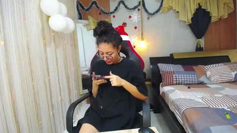 moon_and_fire_ online show from 12/01/25, 05:23