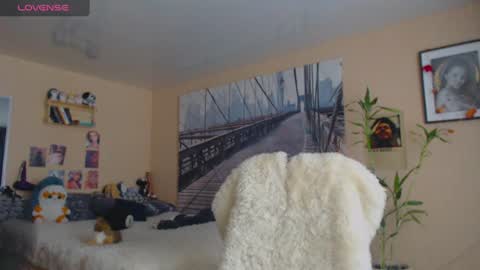 Snapshot of moon_sugar_ chatting on 07/28/26, 01:32 Keira online show from 07/28/26, 01:32