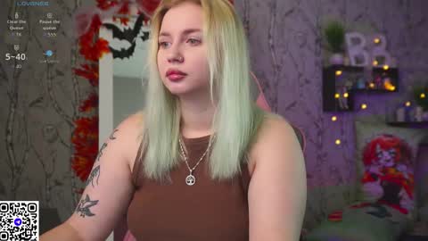 Snapshot of moon_valkyriie chatting on 11/01/25, 08:05 Emilia online show from 11/01/25, 08:05