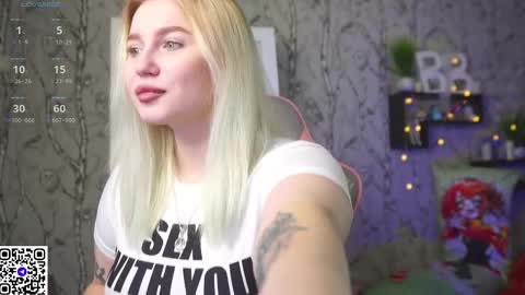 Snapshot of moon_valkyriie chatting on 11/18/25, 08:08 Emilia online show from 11/18/25, 08:08