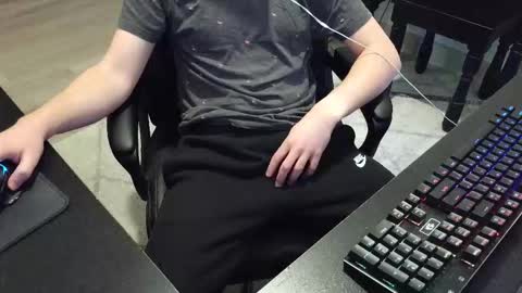 Snapshot of moonlighter7 chatting on 11/29/25, 10:13 moonlighter7 online show from 11/29/25, 10:13