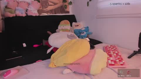 Snapshot of moonliight__ chatting on 11/08/25, 09:24 moonliight__ online show from 11/08/25, 09:24