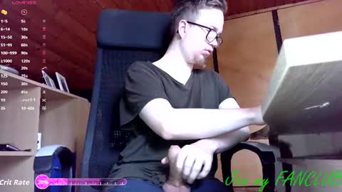 Snapshot of moonsexguy chatting on 06/12/26, 06:56 Flo online show from 06/12/26, 06:56