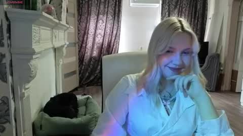 Snapshot of moonshy_ chatting on 07/29/26, 07:39 Margo online show from 07/29/26, 07:39