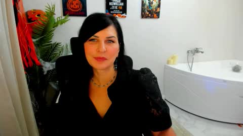 Snapshot of moonvelour chatting on 10/21/25, 04:13 Ask me  online show from 10/21/25, 04:13