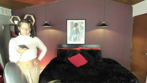 Snapshot of moony_14 chatting on 04/06/26, 12:17 Michelle online show from 04/06/26, 12:17