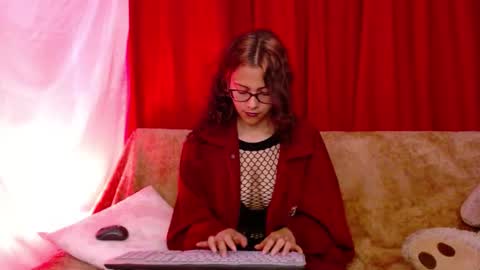 Snapshot of mora_haze chatting on 10/31/25, 11:06 Mora Haze 3 online show from 10/31/25, 11:06