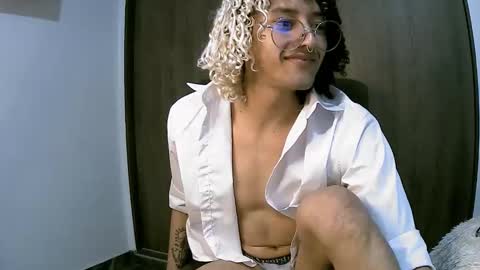 Snapshot of morenox_luxe chatting on 12/16/25, 05:51 Danny online show from 12/16/25, 05:51