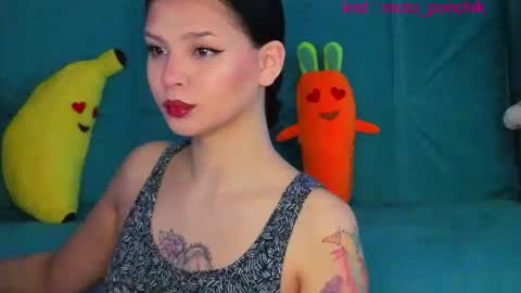Snapshot of moto_ponchik chatting on 03/20/26, 03:55 Kris online show from 03/20/26, 03:55