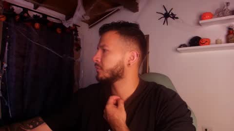 Snapshot of mr_mikee_ chatting on 10/31/25, 03:07 MIKEE online show from 10/31/25, 03:07