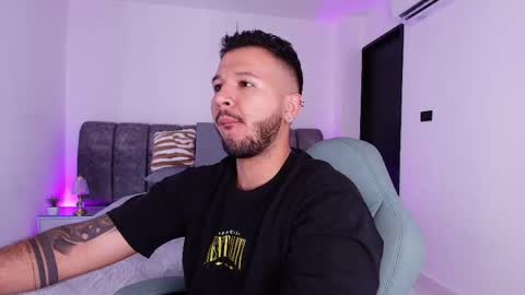 Snapshot of mr_mikee_ chatting on 11/19/25, 03:06 MIKEE online show from 11/19/25, 03:06